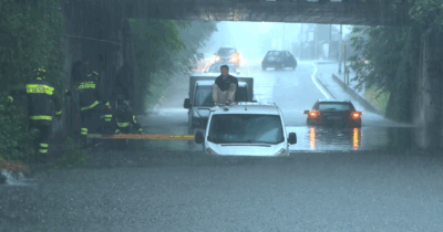 Copertina di Lombardia sott’acqua, auto in sottopasso allagato nel Varesotto: il salvataggio dei vigili del fuoco