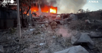 Copertina di Fiamme, macerie e morti: ecco cosa resta a Kiev dopo l’attacco russo nella notte – Video