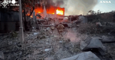 Copertina di Fiamme, macerie e morti: ecco cosa resta a Kiev dopo l’attacco russo nella notte – Video