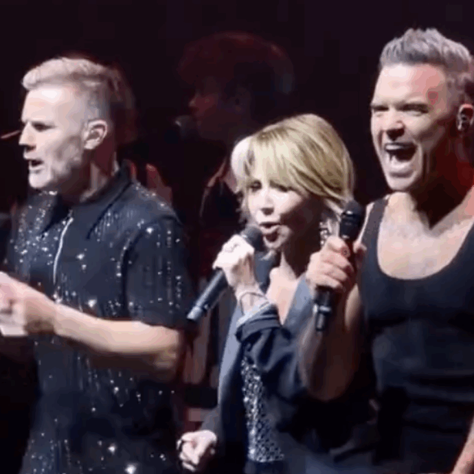 Reunion tra i Take That Robbie Williams e Gary Barlow alla Royal Albert Hall: cantano “Relight My Fire” e vanno via mano nella mano – IL VIDEO