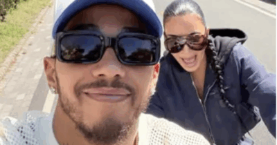 Copertina di Kim Kardashian si “scontra” in pista con Lewis Hamilton: perde il controllo della bici e diventa virale