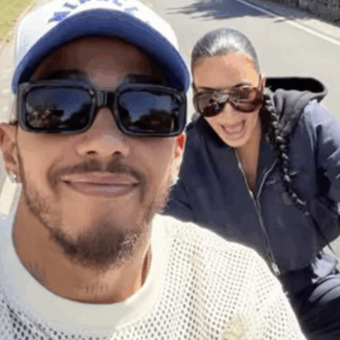 Kim Kardashian si “scontra” in pista con Lewis Hamilton: perde il controllo della bici e diventa virale