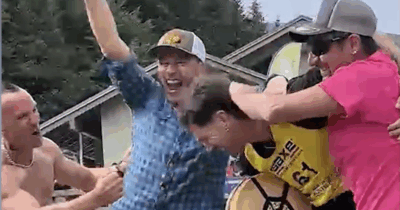 Copertina di Corsa al formaggio tra cadute e sfida all’equilibrio: ecco il campionato italiano di “Cheese Rolling” – VIDEO
