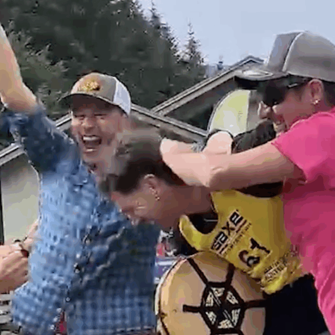 Corsa al formaggio tra cadute e sfida all’equilibrio: ecco il campionato italiano di “Cheese Rolling” – VIDEO