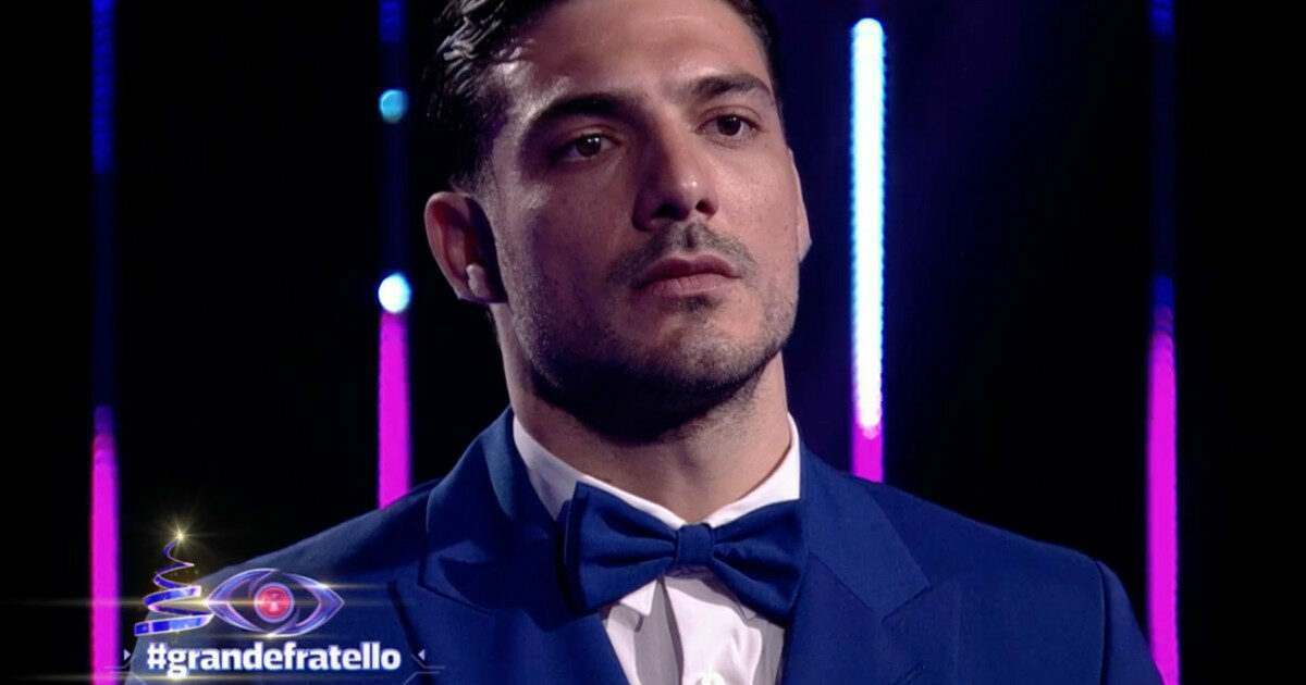 “Uno schi**so, trionfo della stupidità”: insulta l’ex del “Grande Fratello” Lorenzo Spolverato. Lui chiede 2.500 euro di danni. La difesa: “Diritto di critica”