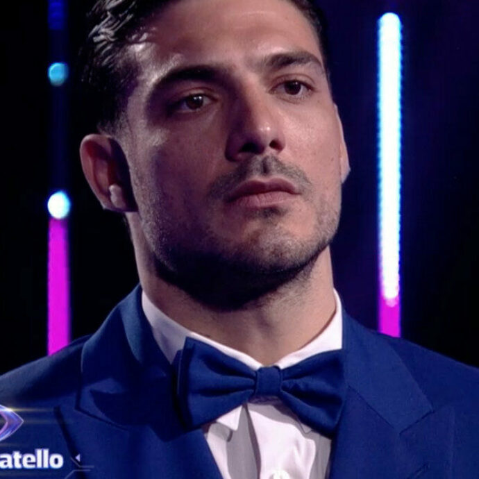 “Uno schi**so, trionfo della stupidità”: insulta l’ex del “Grande Fratello” Lorenzo Spolverato. Lui chiede 2.500 euro di danni. La difesa: “Diritto di critica”