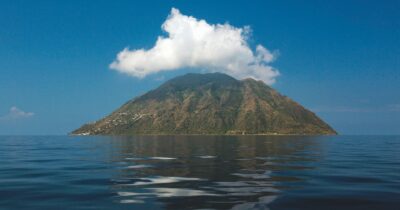 Copertina di Alicudi contro il dissalatore inutile: un ecomostro proprio sulla spiaggia