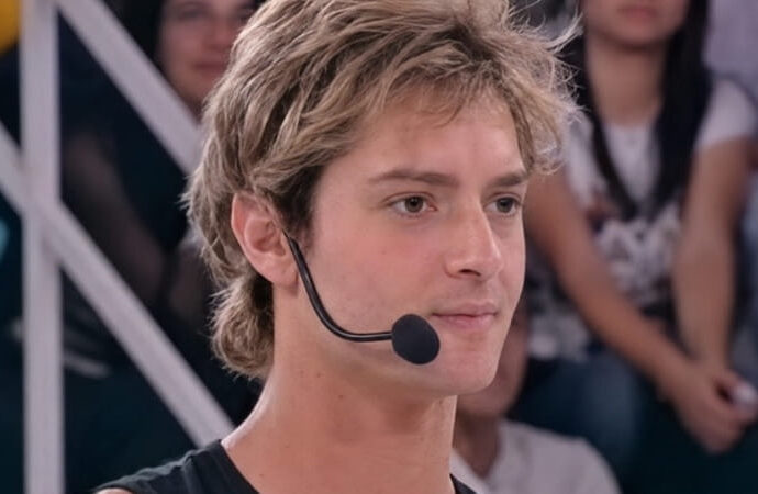 Arrestato l’ex ballerino di “Amici” Simone Benedetti: “I poliziotti devono morire tutti”. È stato accusato di resistenza e violenza privata aggravata