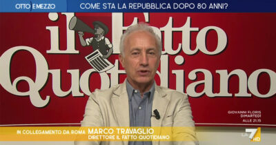 Copertina di Travaglio a La7: “La parata del 2 giugno puzza di ipocrisia. Se sfilano droni, diciamo chiaramente che l’Italia non ripudia più la guerra”