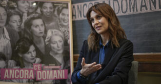 Copertina di “Dai salari alle violenze, le promesse alle donne non mantenute. Dobbiamo lavorarci”: il discorso di Paola Cortellesi al Quirinale