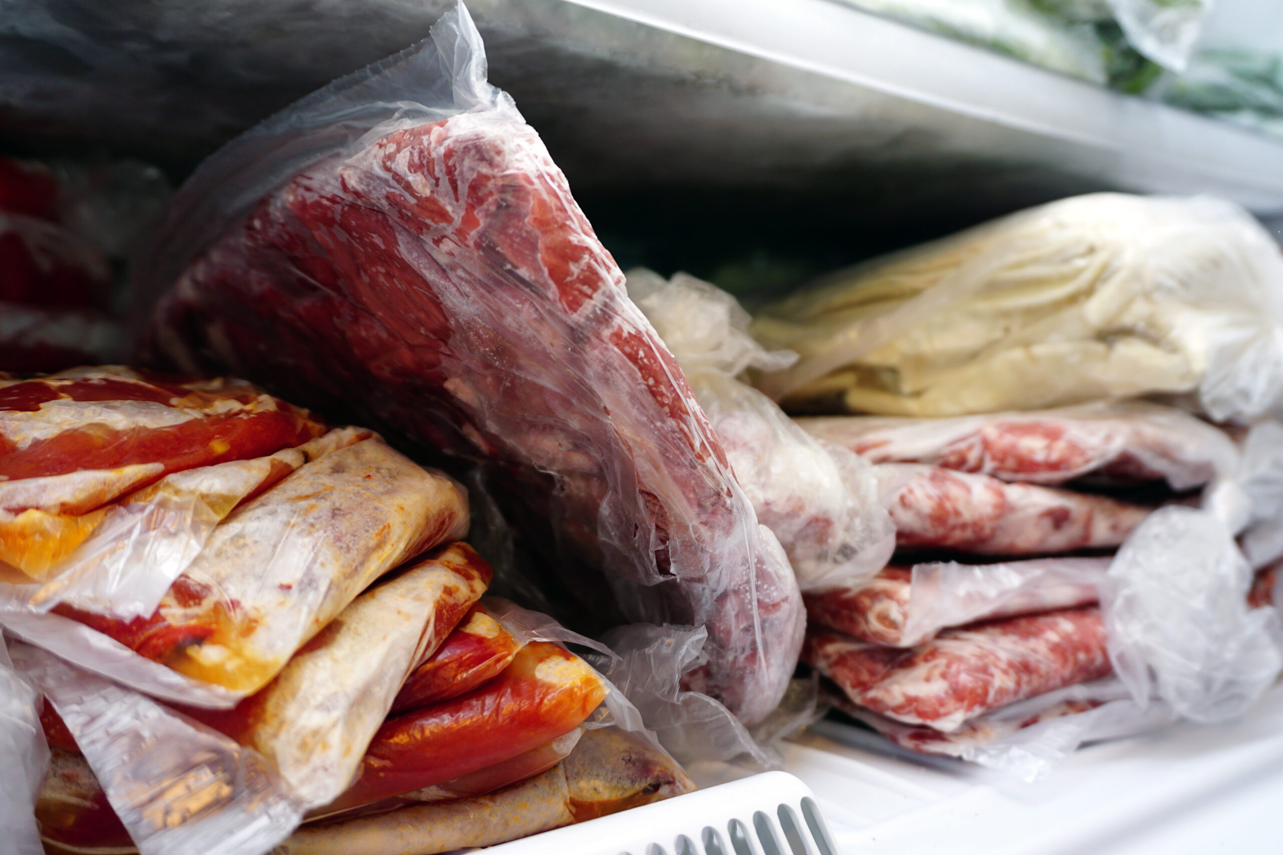 La carne congelata è davvero sicura? Perché il freezer non elimina tutti i rischi e cosa sapere prima di mangiarla per evitare salmonella e listeria