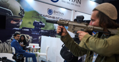Copertina di Altro che sanzioni a Netanyahu, l’Europa continua a fare shopping di armi da Israele: cifra record di 19 miliardi di dollari export. In un anno incassi aumentati di un terzo