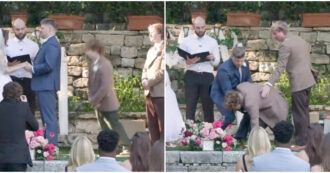 Copertina di Il testimone di nozze sviene durante il matrimonio del migliore amico, ma il prete non si ferma: “Avevo le ginocchia bloccate ed ero nervoso” – IL VIDEO