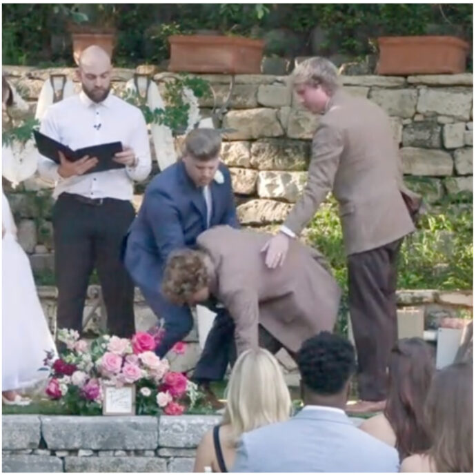 Il testimone di nozze sviene durante il matrimonio del migliore amico, ma il prete non si ferma: “Avevo le ginocchia bloccate ed ero nervoso” – IL VIDEO