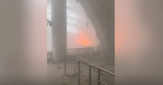 Copertina di Il fumo, le fiamme e le macerie: le immagini subito dopo l’attacco iraniano all’aeroporto del Kuwait