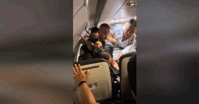 Copertina di “Voglio scendere”: tenta di aprire il portellone dell’aereo in volo e strangola uno steward che prova a fermarlo, volo dirottato