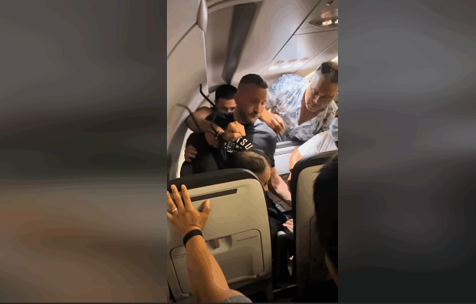 “Voglio scendere”: tenta di aprire il portellone dell’aereo in volo e strangola uno steward che prova a fermarlo, volo dirottato