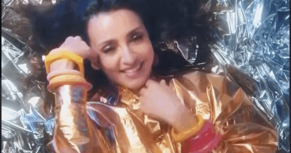 “Nella tasca tutto il giorno, lei mi guarda, non resisto”: Ambra è tornata a cantare dopo 32 anni con il brano inedito “Libera”. E promette: “È il ‘Giura’ 3.0”