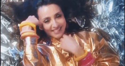 Copertina di “Nella tasca tutto il giorno, lei mi guarda, non resisto”: Ambra è tornata a cantare dopo 32 anni con il brano inedito “Libera”. E promette: “È il ‘Giura’ 3.0”