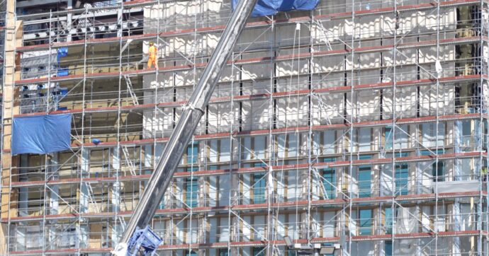 “Un euro e cinquanta all’ora, pagati come in Kenya”: parlano gli operai sfruttati al cantiere del consolato Usa