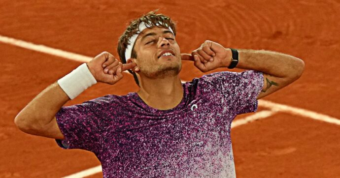 Cobolli, match da campione: batte Auger-Aliassime in 4 set e vola in semifinale al Roland Garros. Un italiano sarà sicuramente in finale a Parigi