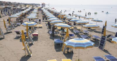Copertina di Balneari,  affitti brevi e guide:    l’estate del turismo “fai da te”