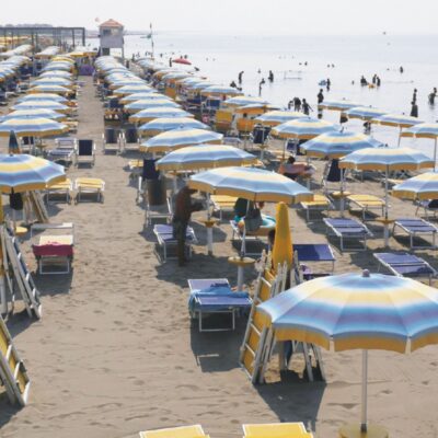 Copertina di Balneari, affitti brevi e guide: l’estate del turismo “fai da te”