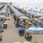 Copertina di  Lidi, affitti brevi e guide: turismo estivo “fai da te” 