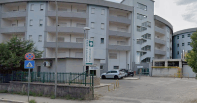 Copertina di Accoltellata e strangolata a Castrovillari: salvata da un amico. 30enne arrestato per tentato femminicidio