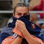 Copertina di Incredibile a Parigi: Sabalenka serve per il match, poi crolla improvvisamente e perde 10 game consecutivi. È eliminata dal Roland Garros