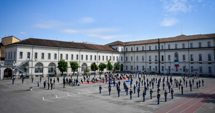 Il prof della Scuola militare Teuliè arrestato per violenza sessuale: “Mandi una fotina? Ti do 8,5 per dettagli hard”