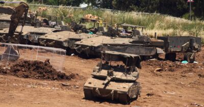 Copertina di Libano-Israele, la tregua che non c’è. Tel Aviv continua a bombardare e Hezbollah (escluso dai colloqui) replica: “Accordo inaccettabile”