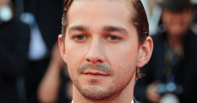 Copertina di Shia LaBeouf condannato alla libertà vigilata dopo essersi dichiarato colpevole. L’attore ha preso a pugni alcuni clienti di un bar durante il Mardi Gras