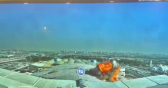 Copertina di Il video del momento in cui un drone iraniano colpisce l’aeroporto di Kuwait City: l’impatto è devastante