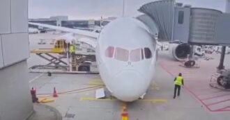 Copertina di Cede il carrello di un Boeing 787 Dreamliner di Lufthansa: il momento del crollo. Feriti membri dell’equipaggio