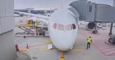 Copertina di Cede il carrello di un Boeing 787 Dreamliner di Lufthansa: il momento del crollo. Feriti membri dell’equipaggio