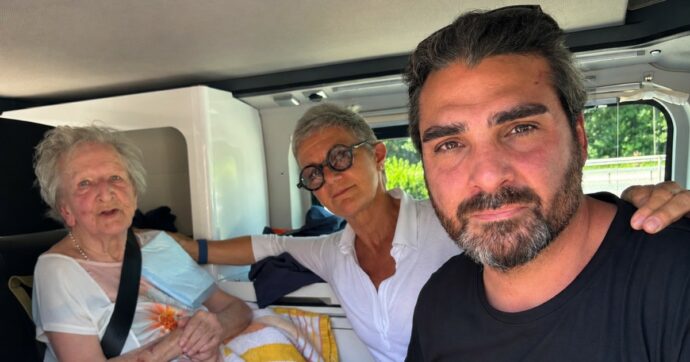 “Mamma è morta tra le mie braccia”: il dolore del figlio di Lucia dopo il suicidio assistito in Svizzera. Poi l’autodenuncia di Cappato e degli attivisti