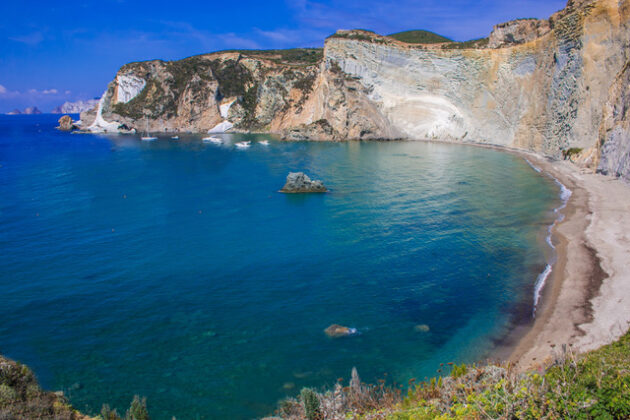 Cosa fare a Ponza in un weekend: la guida per scoprire grott