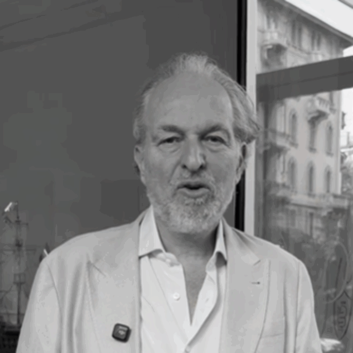 “Il senso del dovere e la competenza? Non bastano più. Non vince chi sa di più ma chi collega meglio. Se l’Intelligenza Artificiale sa rispondere, il talento umano starà nel fare domande”: parla Arturo Artom