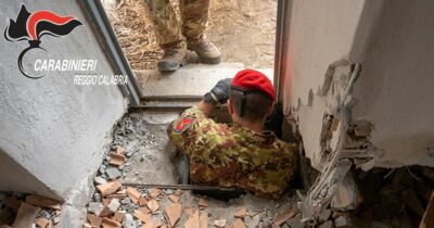 Copertina di Scoperto un bunker con cunicoli di 120 metri e camere di fuga in provincia di Reggio Calabria