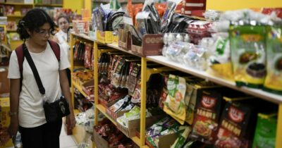 Copertina di Pechino punta sul mercato interno, i cinesi devono spendere di più: così l’abolizione dell’hukou voluto da Mao può risolvere le guerre commerciali