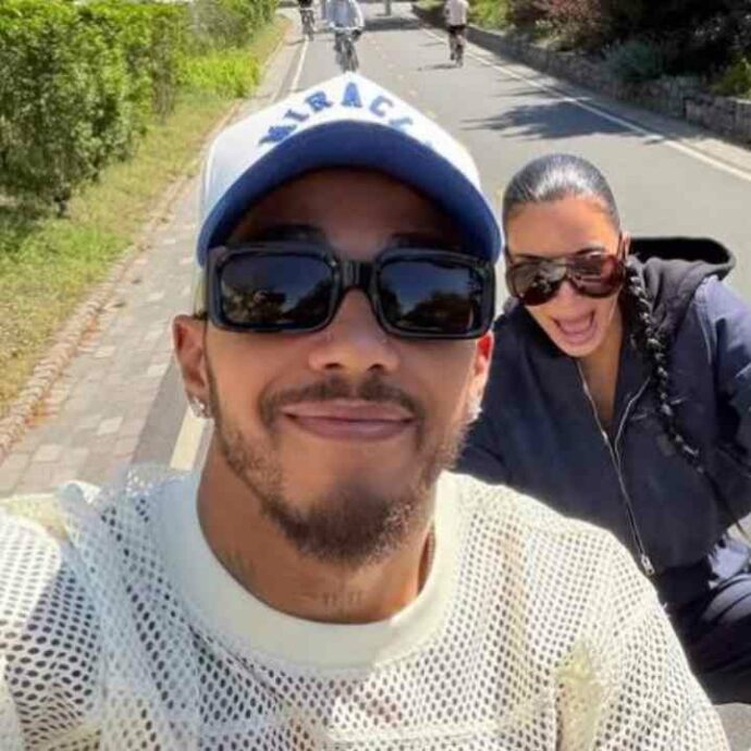 Mesi di indiscrezioni e incontri segreti, poi la foto che conferma tutto: Kim Kardashian e Lewis Hamilton sono una coppia