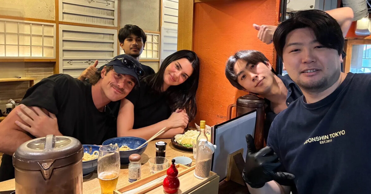 Un ristorante giapponese svela la storia d’amore tra Kendall Jenner e Jacob Elordi, tenuta segreta per mesi. Fan impazziti: “Facciamo il tifo. Per favore, sposatevi!”