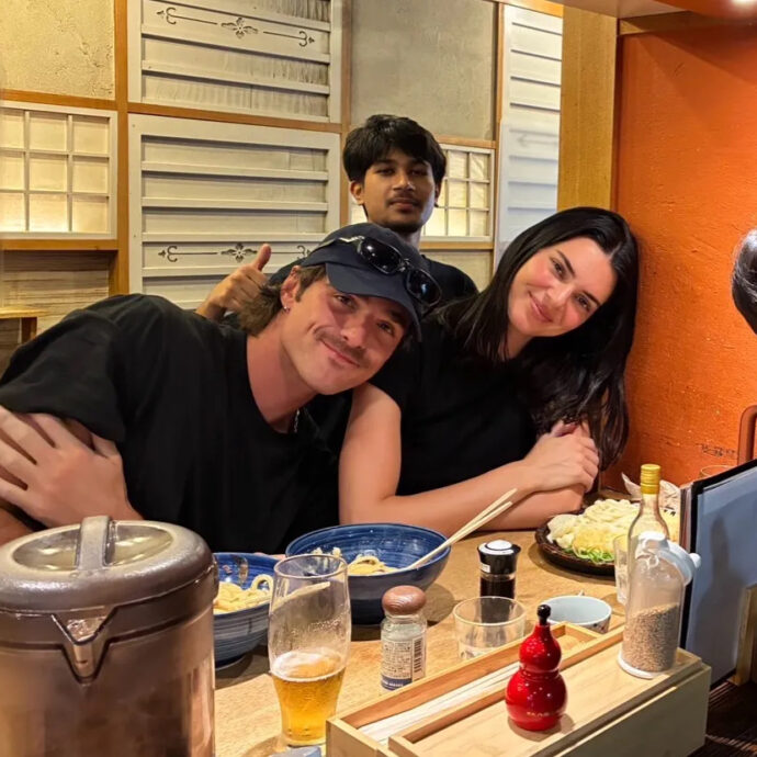 Un ristorante giapponese svela la storia d’amore tra Kendall Jenner e Jacob Elordi, tenuta segreta per mesi. Fan impazziti: “Facciamo il tifo. Per favore, sposatevi!”