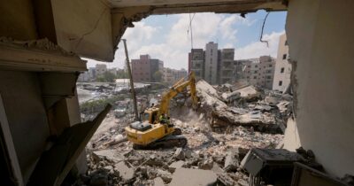 Copertina di A Beirut, tra droni israeliani e tende non c’è tregua: “Illusi, non reggerà”