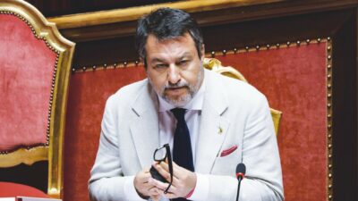 Copertina di La mano della Lega nella mozione della maggioranza: scompare la difesa dell’integrità territoriale ucraina