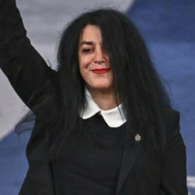 Copertina di È morta di “crepacuore” a 56 anni Marjane Satrapi, autrice di “Persepolis”: “Stroncata dal dolore per la morte del marito Mattias, l’amore della sua vita”