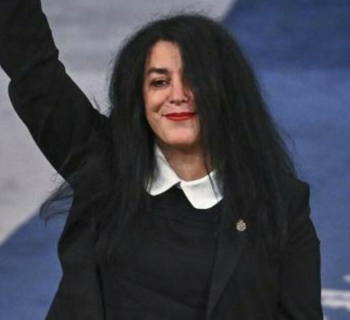È morta a 56 anni Marjane Satrapi, autrice di “Persepolis”: “Stroncata dal dolore per la morte del marito Mattias, l’amore della sua vita”