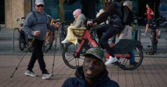 Copertina di Barcellona molla il bike sharing privato. Bici abbandonate e conflitti con i pedoni: la città si affida solo al servizio pubblico