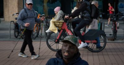 Copertina di Barcellona molla il bike sharing privato. Bici abbandonate e conflitti con i pedoni: la città si affida solo al servizio pubblico